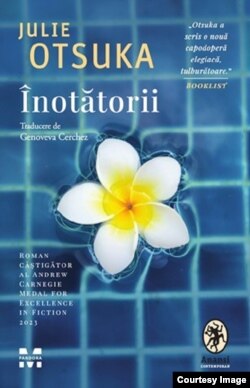 Coperta cărții „Înotătorii" de Julie Otsuka.