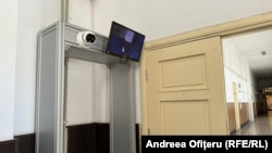 Holurile Colegiului Național „I.L. Caragiale” din București sunt supravegheate video în permanență. 