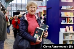 Колишня донеччанка Олена Шостак з придбаними українськими книгами на Брюссельському книжковому ярмарку