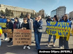Ucrainenii au adus cu ei pancarte scrise în limba română.