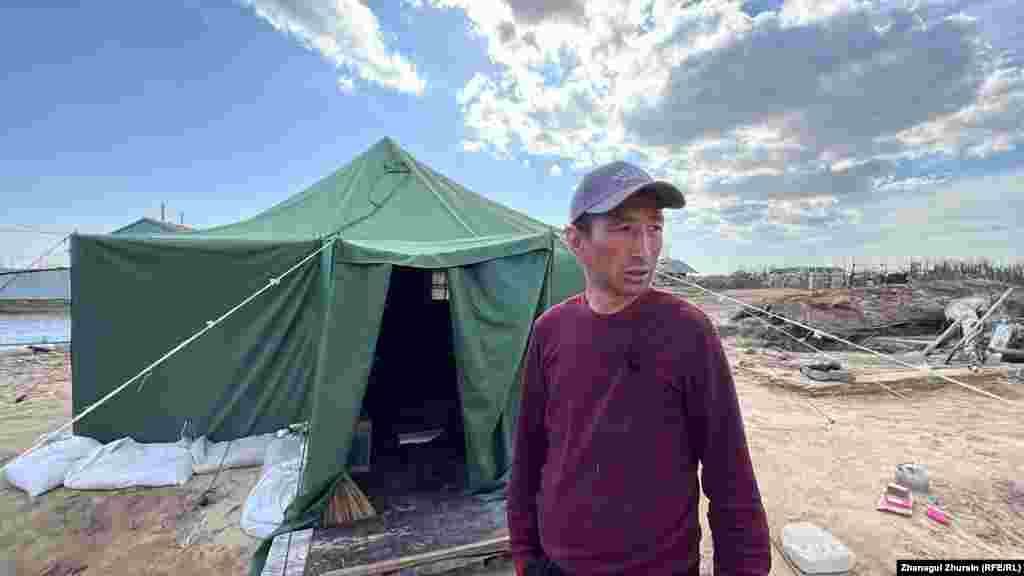 Az észak-kazahsztáni Aktöbe tartományban található Karatalon a családok sátrakban laknak, mivel otthonaikat is elárasztotta a víz