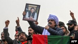 Članovi Kanove partije nose njegov portret u Pešavaru, 17. februar 2024.