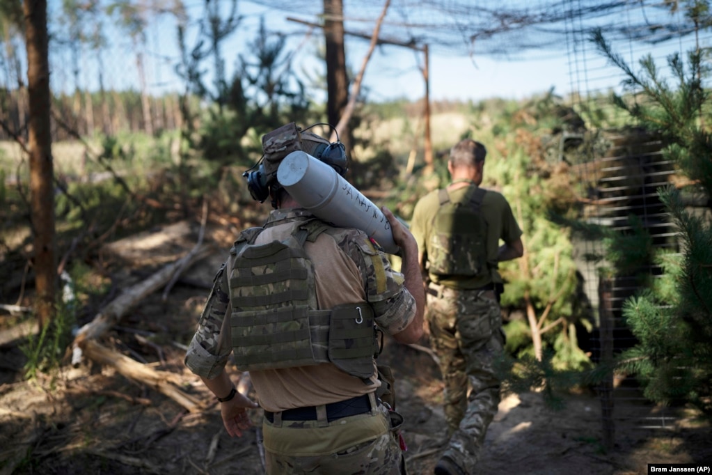Një ushtar ukrainas mban një predhë me mesazhin "për Harkivin" drejt një obusi pranë Lymanit, në rajonin e Donjeckut të Ukrainës në gusht të vitit 2023. Harkivi ka qenë pothuajse nën sulmin e vazhdueshëm nga forcat ruse që nga fillimi i pushtimit të vitit 2022. &ldquo;Probabiliteti që armiku ta lexojë, është i ulët. Prandaj, fotografohen dhe postohen në rrjetet sociale&rdquo;, thotë&nbsp;Rybakova për predhat e personalizuara. "Ky është më shumë një mesazh për shoqërinë ukrainase sesa për armikun."