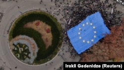„მისი მიზანია იმ გარემოებების გამოსწორება, რომელმაც [დიპლომატიური პასპორტების მფლობელთათვის უვიზო მიმოსვლის] შეჩერება გამოიწვია“ -  მარკუს ლამბერტი
