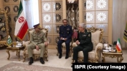ای اېس پي ار وايي، جنرال عاصم منیر (له کیڼ لوري لومړی) له خپل ایراني سیال جنرال محمد باقري سره پر سیمه ییز امنیت خبرې وکړې - د جولای ۱۵مې انځور.
