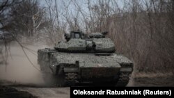 Український танк в околицях Часового Яру, Донецька область, фото ілюстративне