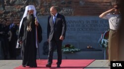 Новият български патриарх Даниил и президентът Румен Радев пред Паметника на Незнайния воин, 30 юни 2024 г.