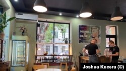  Пекарната на грузинеца Раул Путладзе в Батуми. Собственикът споделя, че е доста мъчно да се откри локална работна ръка, по тази причина наема беларуски бежанец, който учи локалния език и напредва. 