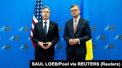 Міністр закордонних справ України Дмитро Кулеба і держсекретар США Ентоні Блінкен на пресконференції під час зустрічі міністрів закордонних справ НАТО. Штаб-квартира НАТО в Брюсселі, 29 листопада 2023 року