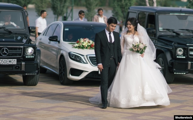A newlywed couple poses for photos in Dushanbe.