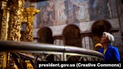 Урсула фон дер Лајен во црквата Св. Софија во Киев, на 9 мај 2023
