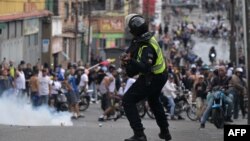 Mii de oameni protestează în Venezuela pentru că alegerile ar fi fost fraudate în favoarea actualului președinte, Nicolas Maduro.