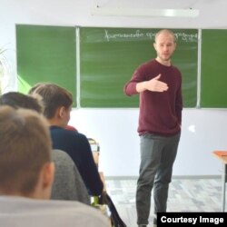Учитель Илья Сычев