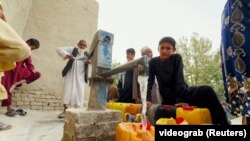 سازمان بین‌المللی مهاجرت سازمان ملل متحد «آی‌او‌ام» دو ماه قبل گفته بود که بر اساس پیش‌بینی انجام شده تعداد نفوس افغانستان در سال جاری میلادی به ۴۴.۲ میلیون تن خواهد رسید که پنج سال قبل این رقم ۳۶.۷ میلیون نفر بوده‌است.ی‌دهد.