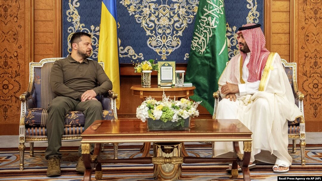 Президент Украины Владимир Зеленский и наследный принц Саудовской Аравии Мухаммед ибн Салман (справа). Джидда, Саудовская Аравия, 19 мая 2023 года