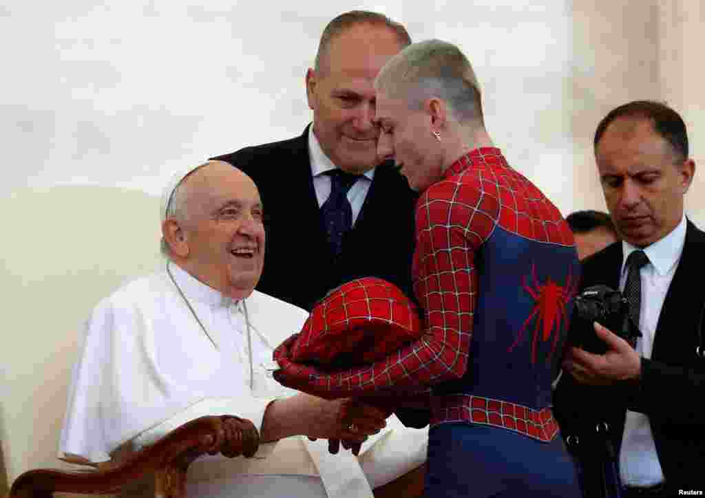Papa Franjo razgovara s mladićem obučenim u kostim Spidermana na Trgu Svetog Petra u Vatikanu, 10. maj.