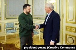 Президент України Володимир Зеленський і американський сенатор, респубілканець Ліндсі Грем (праворуч). Київ, 18 березні 2024 року. За час повномасштабної російської агресії Грем 10 разів відвідував Україну