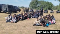 Fotografije MUP-a Srbije: Migranti i policija u pojasu oko granice sa Mađarskom, 1. avgust 2023.
