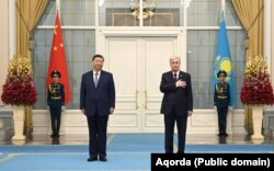 Лідер китаю Сі Цзиньпін та президент Казахстану Касим-Жомарт Токаєв перед самітом ШОС в Астані. 2 липня 2024 року