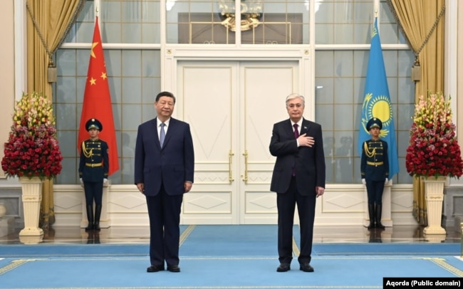 Лідер китаю Сі Цзиньпін та президент Казахстану Касим-Жомарт Токаєв перед самітом ШОС в Астані. 2 липня 2024 року