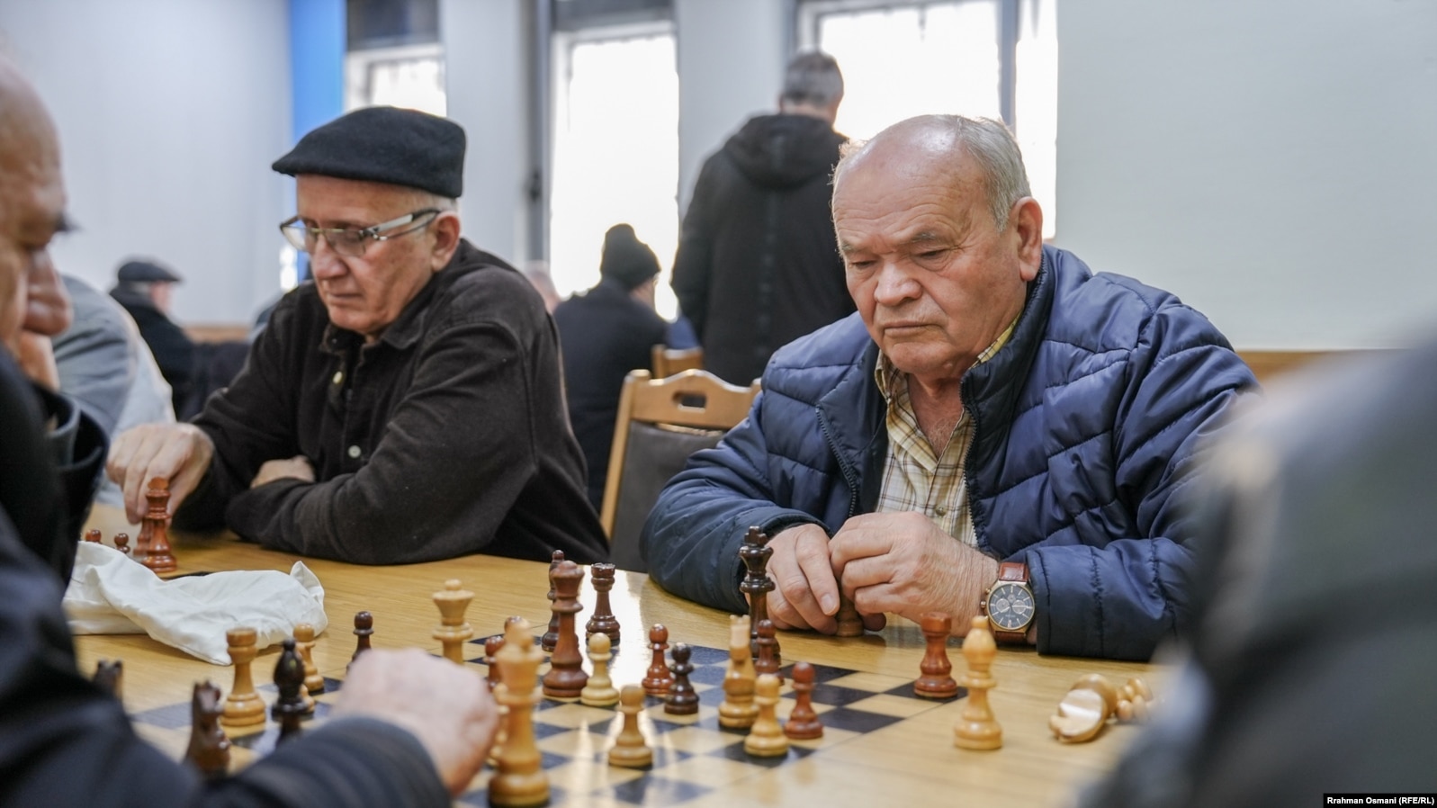 Disa pensionistë duke luajtur shah në Qendrën e Pensionistëve në Prishtinë.