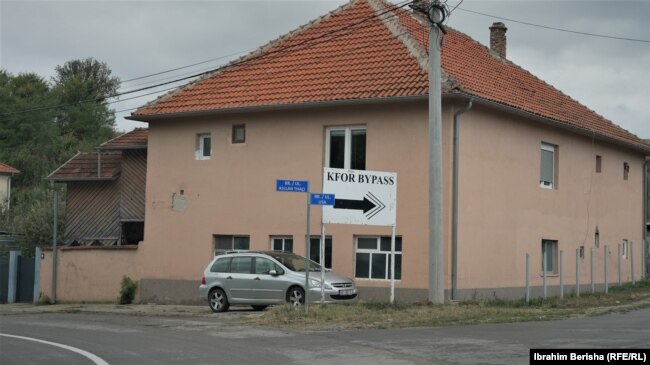 Një shenjë në Karaçevë që tregon për vendin ku gjenden pjesëtarët e misionit paqeruajtës të NATO-s në Kosovë, KFOR.