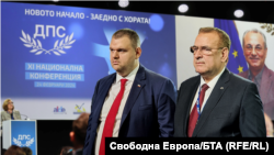 Делян Пеевски (вляво) и Джевдет Чакъров на фона на снимка на почетния председател на ДПС Ахмед Доган. Колаж.