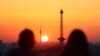 Ljudi gledaju izlazak sunca koje obasjava horizont Berlina, Njemačka, 7. septembra 2023.