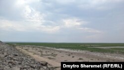 Так сейчас выглядит территория, которая раньше была под водой Каховского водохранилища. Дно высохло и медленно зарастает травой. Август 2023 года<br />
<br />
Российская армия захватила Каховскую ГЭС и взяла под свой контроль дамбу Каховского водохранилища в начале широкомасштабного вторжения в Украину. Россияне заминировали Каховскую ГЭС, о чем сообщали ее работники