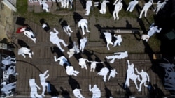 Силуэты людей в память о задержанных и пропавших без вести в мемориальном комплексе, созданном на месте, где раньше содержались под стражей и подвергались пыткам жертвы насильственных исчезновений при диктатуре Аугусто Пиночета в Чили