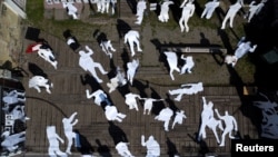 Силуэты людей в память о задержанных и пропавших без вести в мемориальном комплексе, созданном на месте, где раньше содержались под стражей и подвергались пыткам жертвы насильственных исчезновений при диктатуре Аугусто Пиночета в Чили