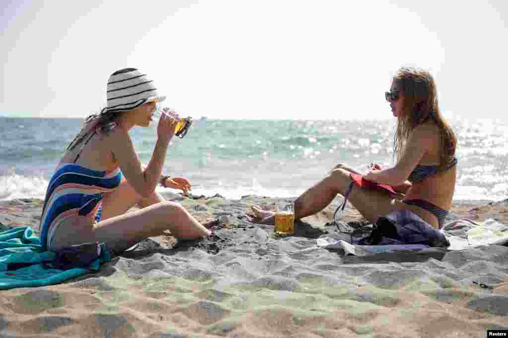 Ispijanje hladnog piva na plaži u Barbani kod Ulcinja, Crna Gora, 19. juna 2024.