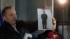 Ministar unutrašnjih poslova Severne Makedonije na konferenciji za novinare pokazuje sliku uhapšenog Ljupča Palevskog, osumnjičenog za ubistvo 14-godišnje Vanje Đorčevske i penzionera iz Velesa Panča Žežovskog