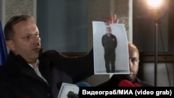 Ministar unutrašnjih poslova Severne Makedonije na konferenciji za novinare pokazuje sliku uhapšenog Ljupča Palevskog, osumnjičenog za ubistvo 14-godišnje Vanje Đorčevske i penzionera iz Velesa Panča Žežovskog
