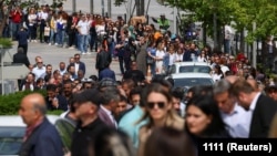 Люди стоят в очереди перед избирательным участком во время президентских и парламентских выборов в Турции. Анкара, 14 мая 2023 года