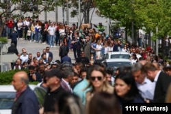 Люди стоят в очереди перед избирательным участком во время президентских и парламентских выборов в Турции. Анкара, 14 мая 2023 года
