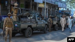 Soldiers stand stand guard along a street in a town in Pakistan's northwestern Khyber Pakhtunkhwa Province. (file photo)