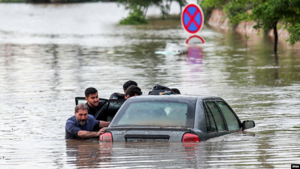 شهروندان گرفتار در سیلاب مشهد