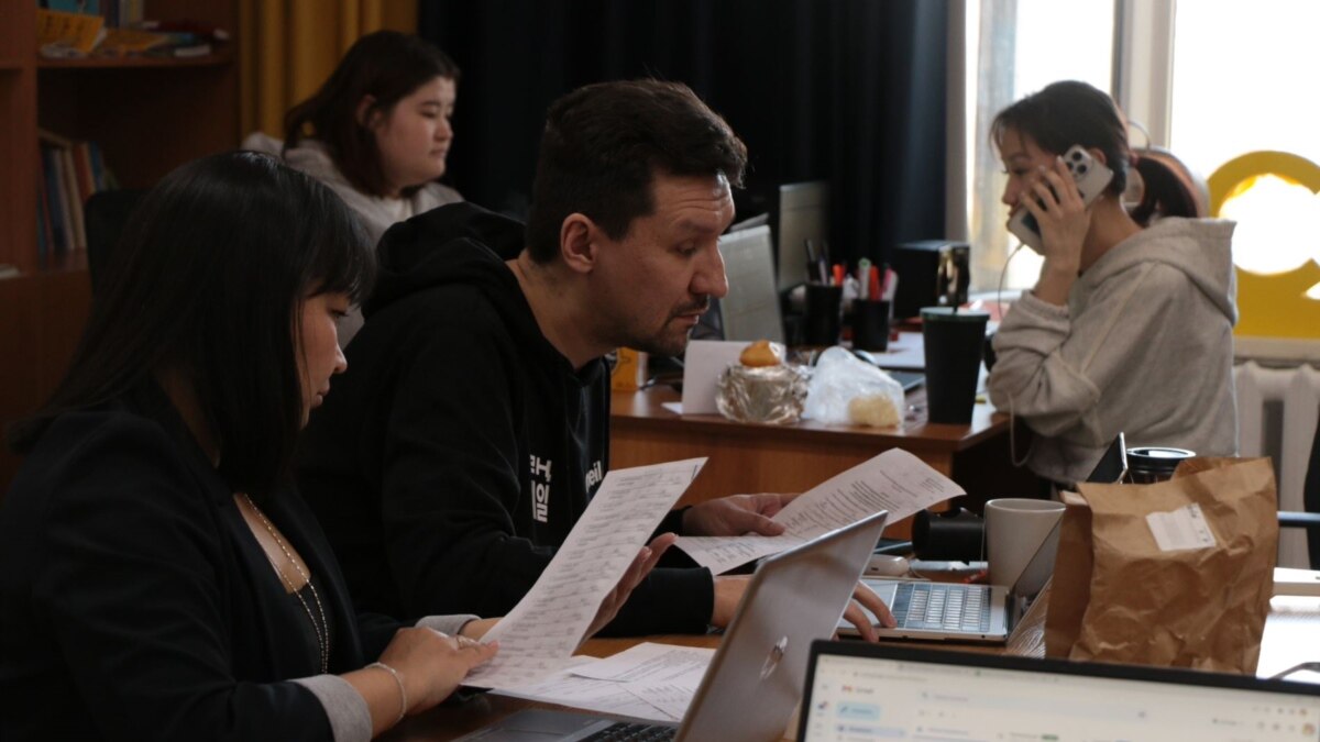 «Пусть продержится, мобильная группа едет». Репортаж из офиса ...