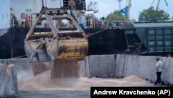 Погрузка зерна на судно в украинском порту "Измаил" для отправки по "зерновому коридору"