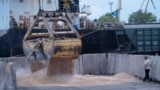 Загрузка украинского зерна в порту Измаила. Конец апреля 2023 года