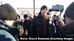 Fail Alsynov speaks outside the court on January 10.