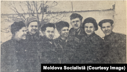 Un grup de tineri muncitori de la Uzina de reparație a tractoarelor din Chișinău gata de a pleca la desțelenirea stepei kazahe. „Moldova socialistă”, 25 Februarie 1954. 