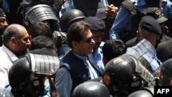 عمران خان در حلقه نیروهای پلیس پس از خروج از جلسه دادگاه در روز ۲۲ اردیبهشت