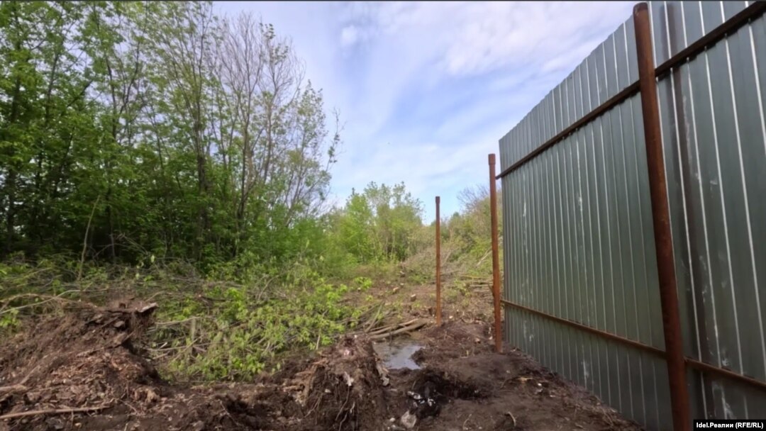 Фрагмент забора, появившегося в природном парке за "Парк Хаусом". Скриншот с видео, снятого активистом