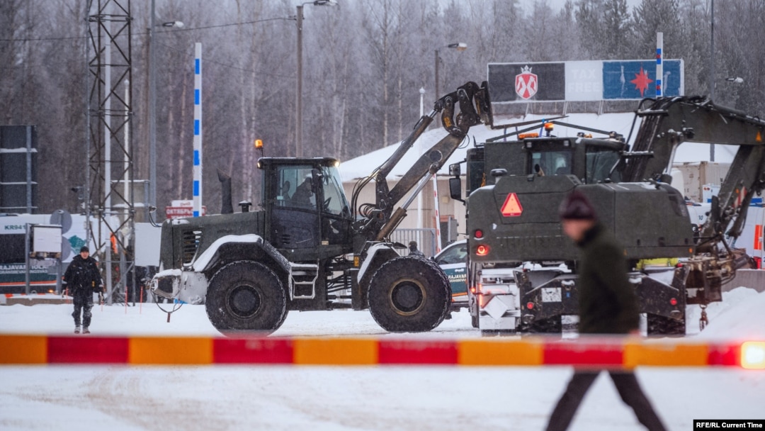 Vehicule ale Forțelor de Apărare finlandeze (FDF) construiesc o barieră temporară la punctul de trecere a frontierei Vartius, pe 19 noiembrie 2023.