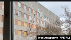 Пробите скло після російського обстрілу обласної дитячої лікарні, Херсон, грудень 2023 року