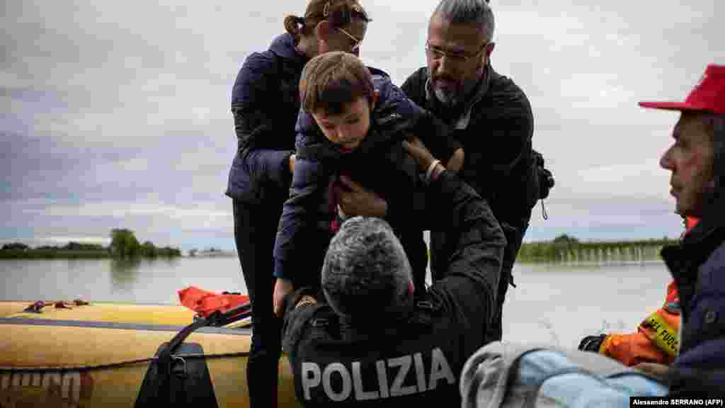 Mentési munkálatok 2023. május 17-én Massa Lombardában, egy Ravenna megyei községben.&nbsp;Huszonegy folyó áradt ki a medréből, miután a heves viharok országszerte földcsuszamlásokat okoztak és falvakat öntöttek el