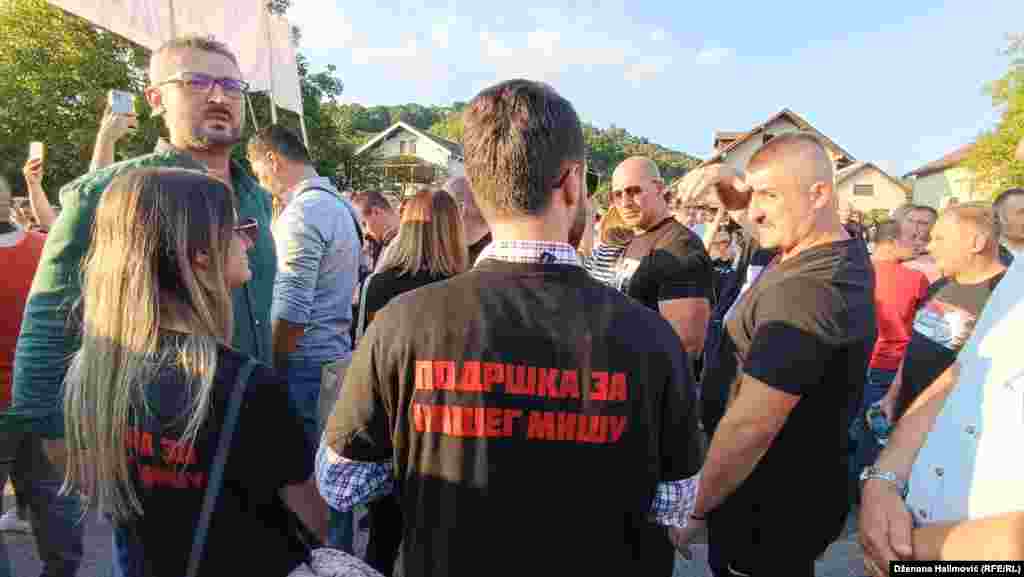Demonstrant nosi majicu sa natpisom &#39;Podrška za našeg Mišu&#39; na protestu u Istočnom Sarajevu.