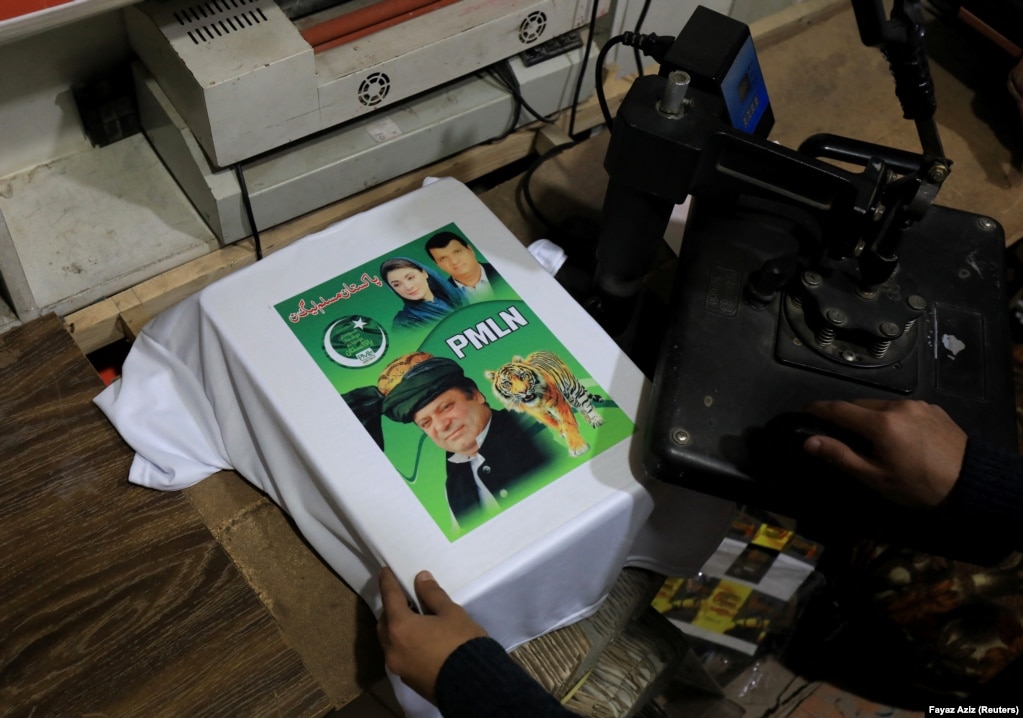 Një punëtor printon një poster me figurën e ish-kryeministrit Nawaz Sharif, i cili drejton Ligën Muslimane të Pakistanit-N. Simboli për PMLN është një tigër. Gjithsej 147 simbole që përfaqësojnë kafshë, objekte të pajetë, lule dhe madje edhe avionë luftarakë, janë regjistruar përkrah emrave të partive në të gjithë vendin. &nbsp;